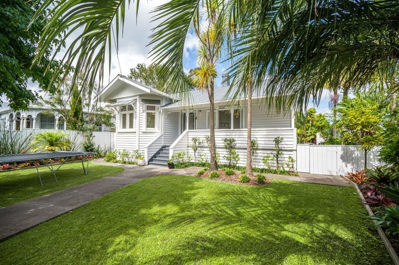 15 Waterview Road, Stanley Point, Auckland - Carousel 1