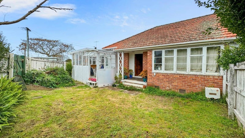 44 Waiohua Road, Greenlane, Auckland - Carousel 1