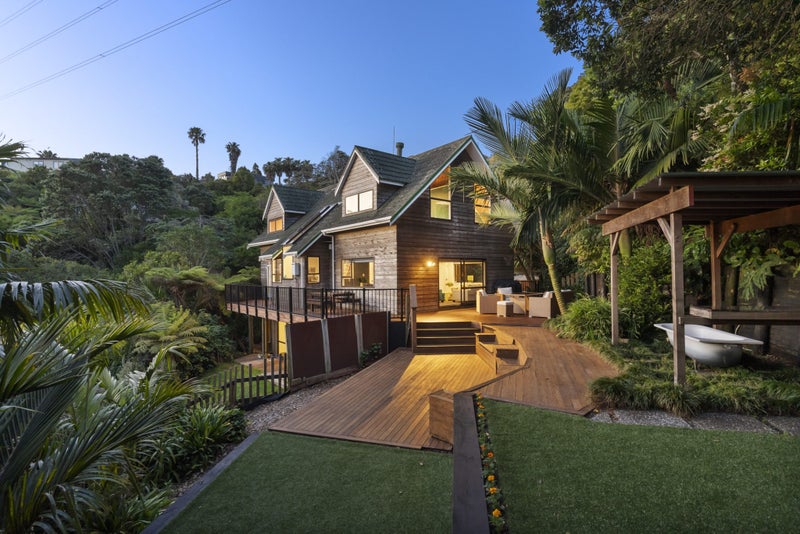 1 Puketutu Rise, Hillsborough, Auckland - Carousel 1