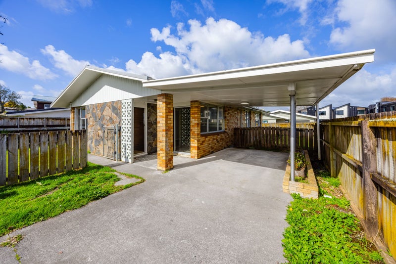 11 Blanes Road, Weymouth, Auckland - Carousel 1