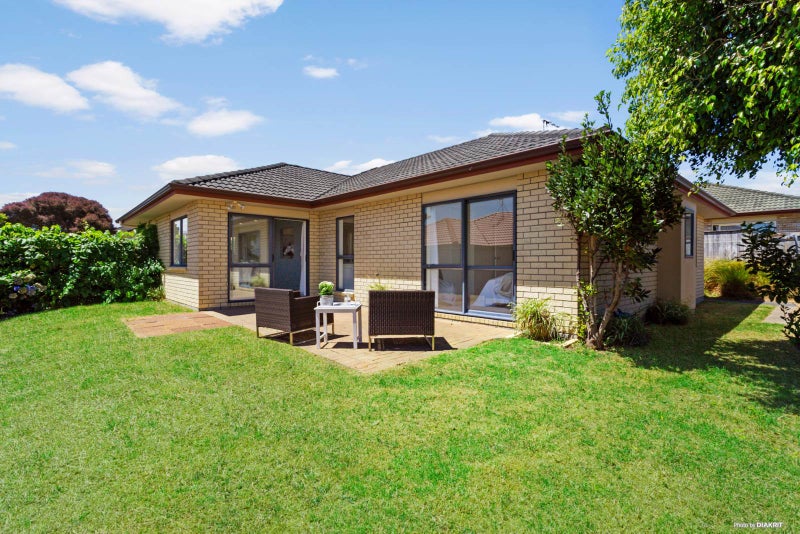 15 Richfield Crescent, Westgate, Auckland - Carousel 1