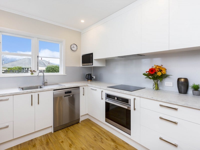 21 Redwood Street, Elderslea, Upper Hutt - Carousel 1