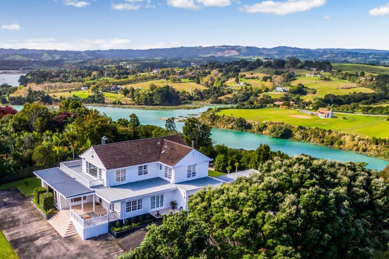 5 Estuary Views, Shelly Park, Auckland - Carousel 1