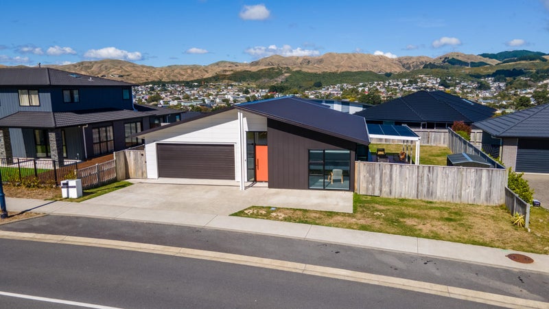 23 Queen Charlotte Drive, Aotea, Porirua - Carousel 1