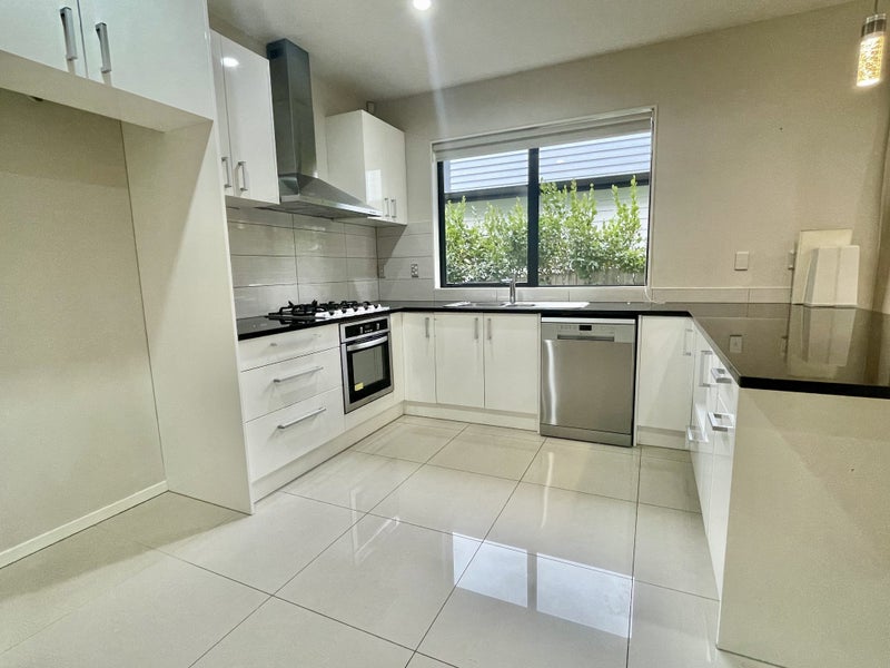 24A Seaside Avenue, Waterview, Auckland - Carousel 2