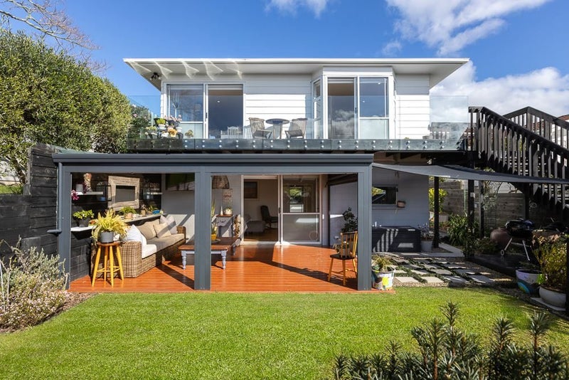 1/4 Holt Avenue, Torbay, Auckland - Carousel 1