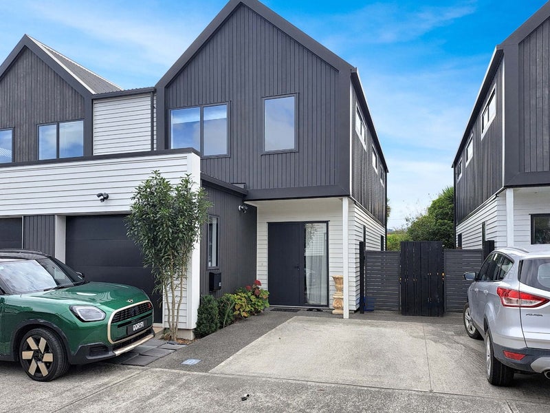 19 Glen Evans Crescent, Fairfield, Lower Hutt - Carousel 1