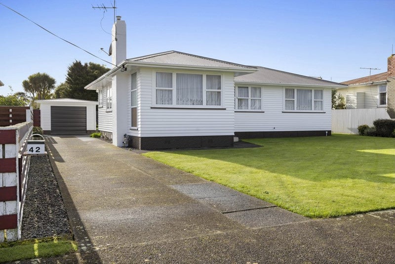 42 Reid Avenue, Hawera - Carousel 2