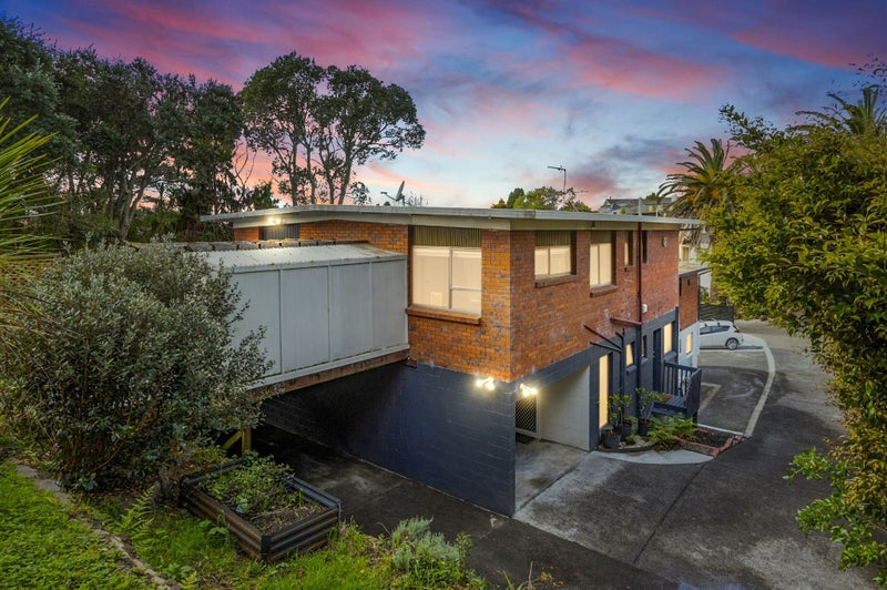 2/12 Surville Place, Mairangi Bay, Auckland - Carousel 1
