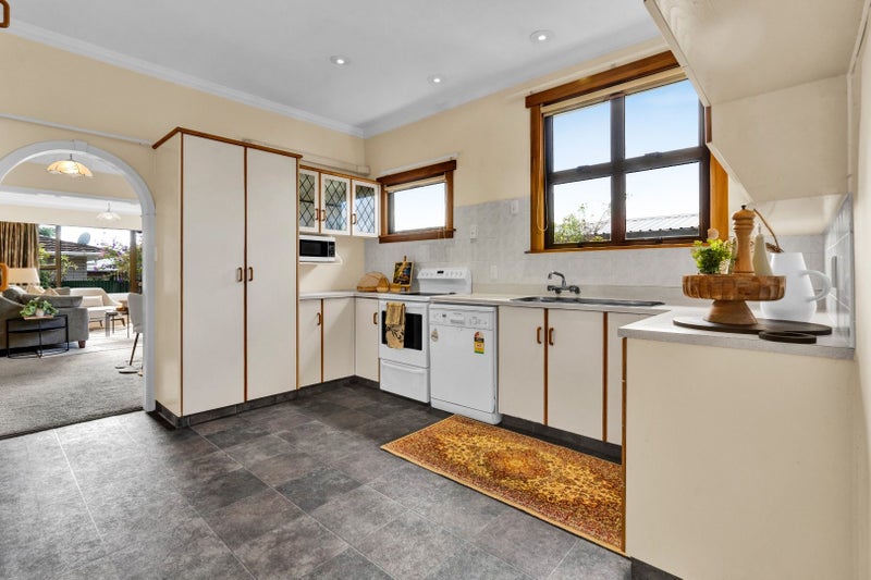 10 Seddon Street, Westown, New Plymouth - Carousel 2