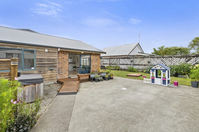 1/4 IPSWICH GR, ARAKURA, WAINUIOMATA - Carousel 18