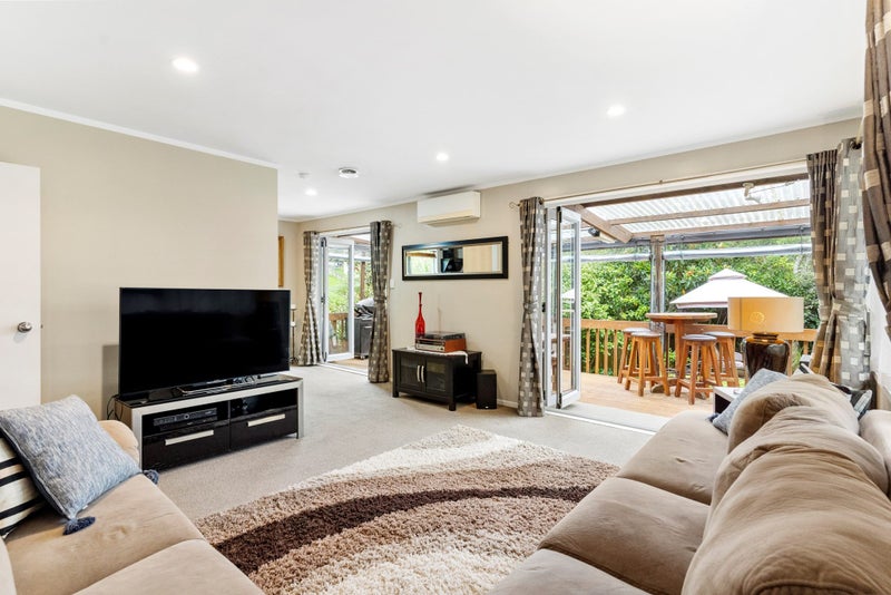 1/10 Topliss Drive, Northcross, Auckland - Carousel 1