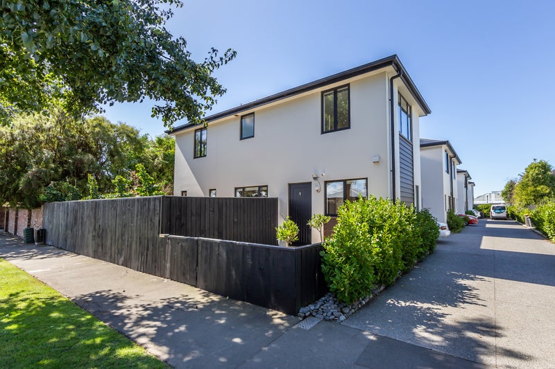 8A Defoe Place, Waltham, Christchurch - Carousel 1