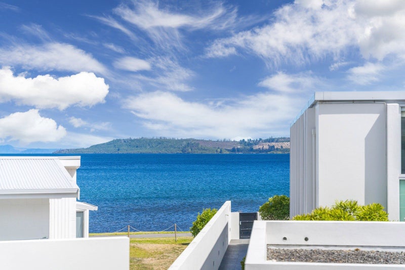 225 Lake Terrace, Waipahihi, Taupo - Carousel 2