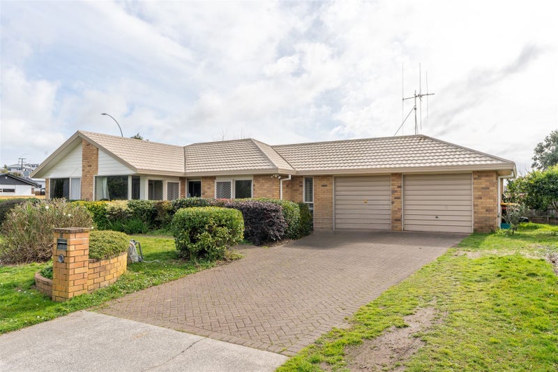 1 Commodore Avenue, Flagstaff, Hamilton - Carousel 1