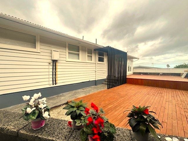 8 Sunshine Crescent, Kelson, Lower Hutt - Carousel 1