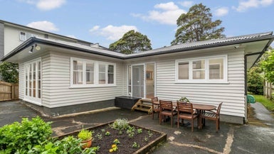 11 Waddell Avenue, Point England, Auckland - Carousel 1