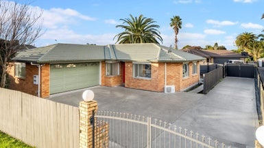 681A Te Atatu Road, Te Atatu Peninsula, Auckland - Carousel 1