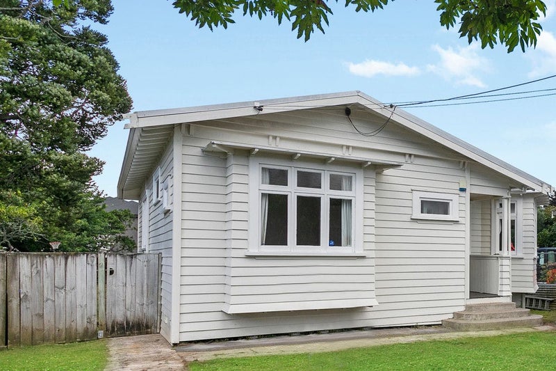12 Ennismore Road, Mount Albert, Auckland - Carousel 1