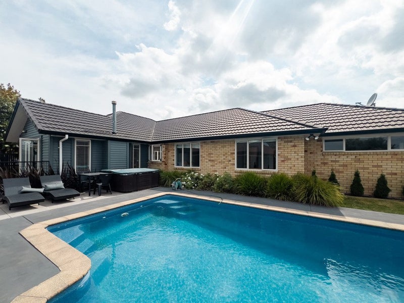 14 Rosewood Court, Huntington, Hamilton - Carousel 1