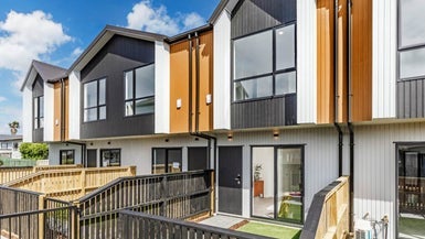4/4 Glenhaven Place, Te Atatu Peninsula, Auckland - Carousel 1
