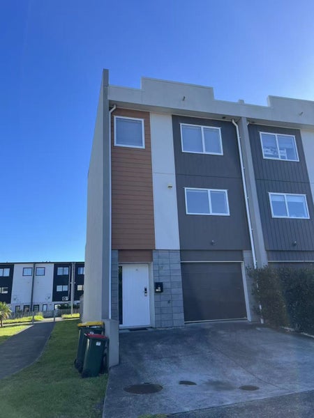 87 Bordeaux Parade, Te Atatu South, Auckland - Carousel 1