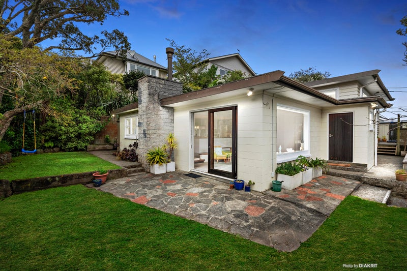 4 Pembroke Road, Northland, Wellington - Carousel 1