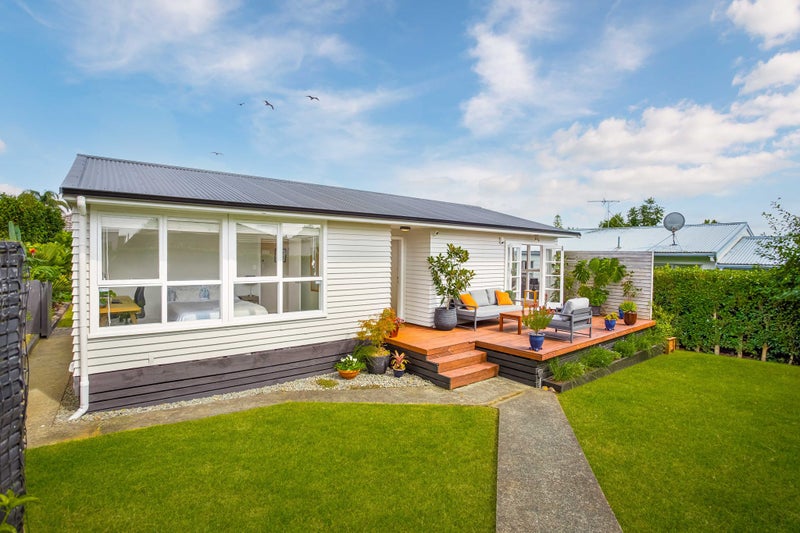 6 Hikurangi Street, Te Atatu Peninsula, Auckland - Carousel 1