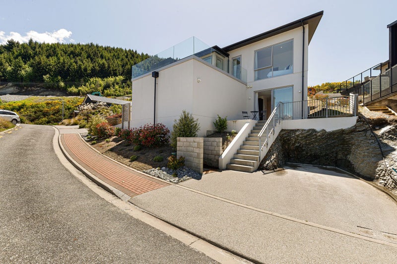 12 Florence Close, Queenstown Hill, Queenstown - Carousel 1