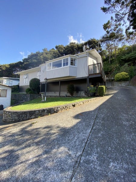 30 Deller Grove, Silverstream, Upper Hutt - Carousel 1