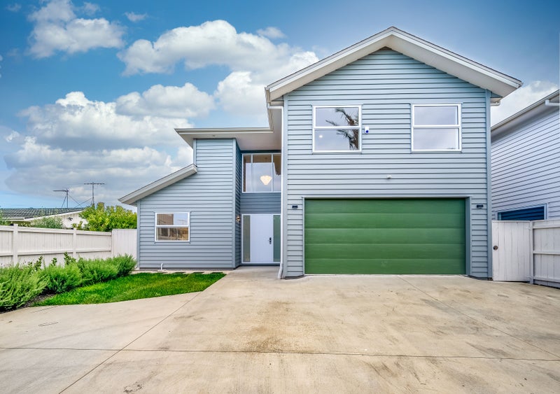 8C Jern Place, Eastern Beach, Auckland - Carousel 1