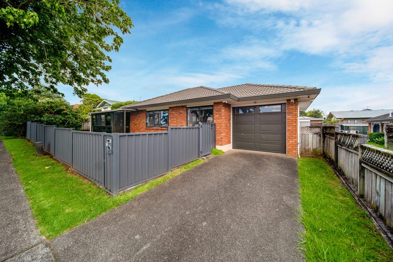 7 Grande Vue Road, Papatoetoe, Auckland - Carousel 1