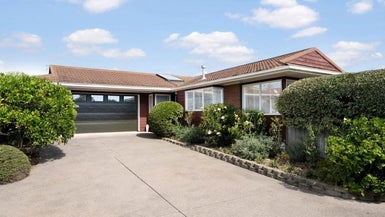 1/18 Carriage Close, Northpark, Auckland - Carousel 1