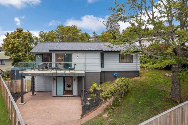 10 Eagleson Street, Northcross, Auckland - Carousel 1