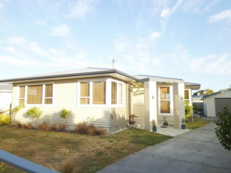 15 Rhodes Drive, Kelvin Grove, Palmerston North - Carousel 1