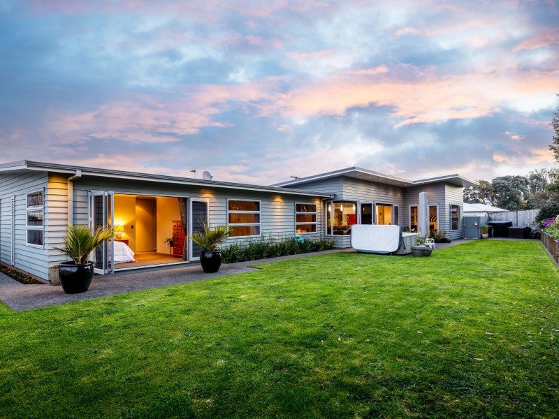 4 Neve Place, Strandon, New Plymouth - Carousel 1