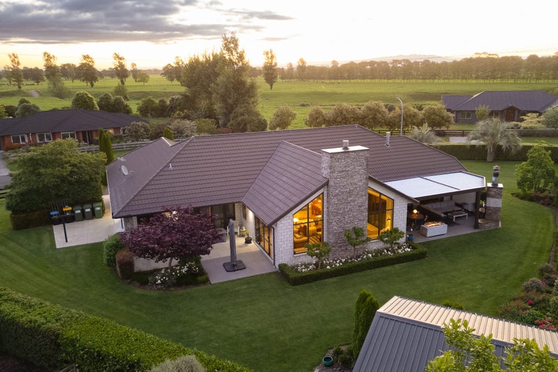 14 Shadbolt Drive, Leamington, Cambridge - Carousel 1