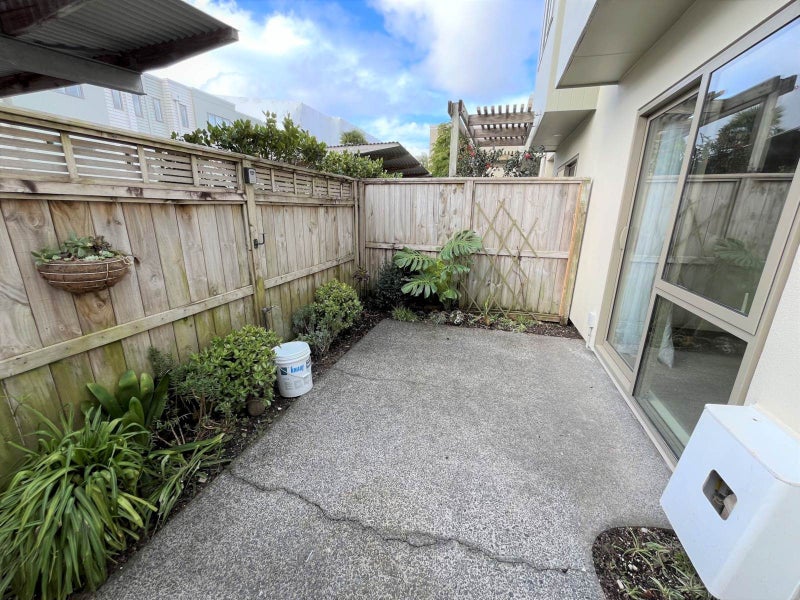 65/21 Hunters Park Drive, Three Kings, Auckland - Carousel 2