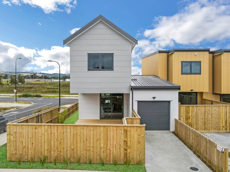 35 Otuwairoa Esplanade, Ōpaheke, Papakura - Carousel 1