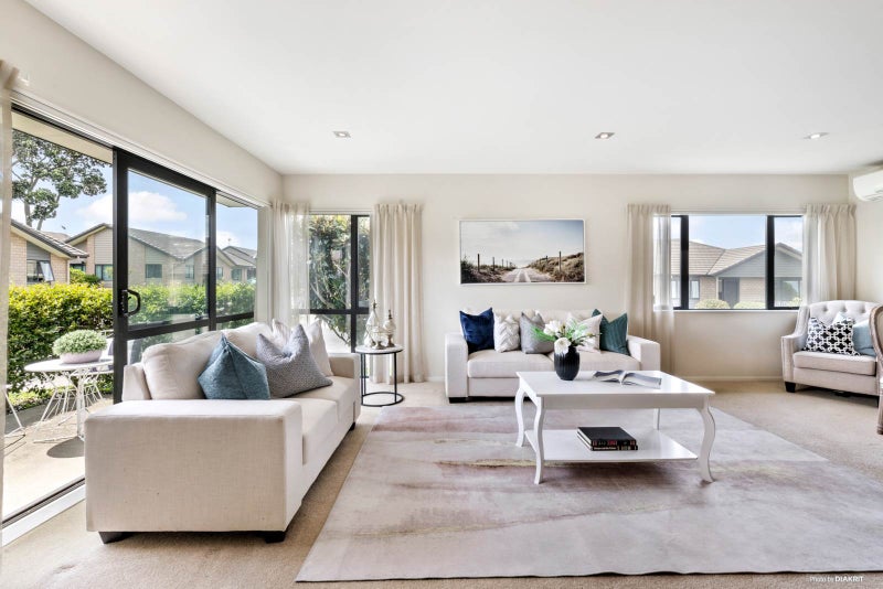 10 Royalle Mews, Botany Downs, Auckland - Carousel 2