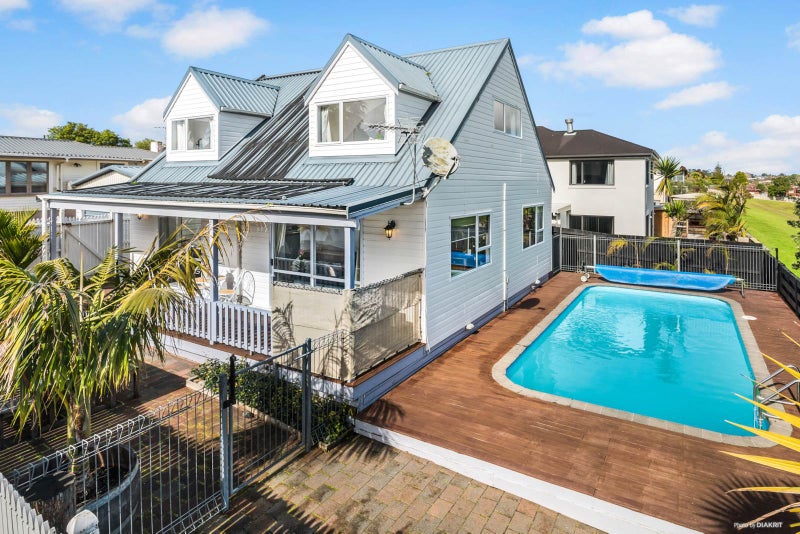 2/494 East Coast Road, Windsor Park, Auckland - Carousel 1