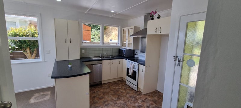 4 Beverley Grove, Paparangi, Wellington - Carousel 2