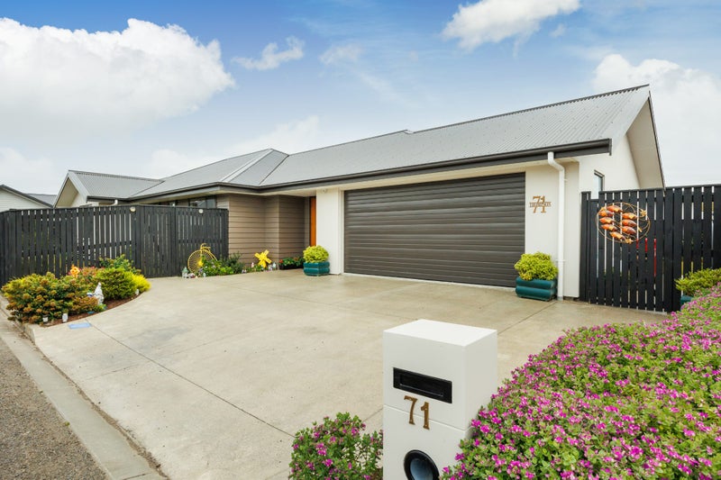 71 Johnstone Drive, Fitzherbert, Palmerston North - Carousel 1