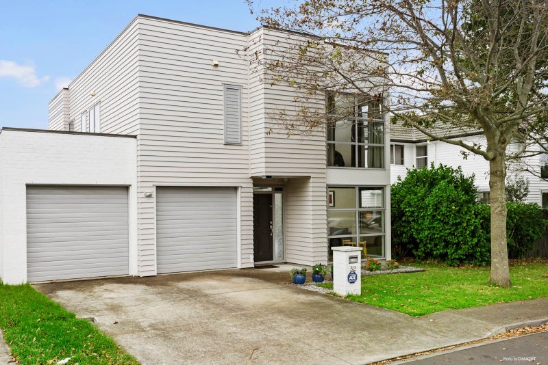 32 Phar Lap Crescent, Takanini, Auckland - Carousel 1
