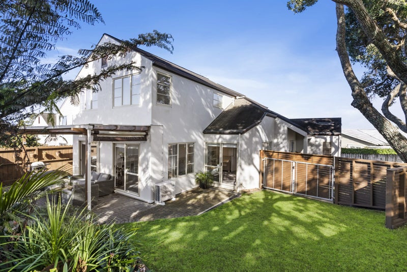 11 Warren Avenue, Three Kings, Auckland - Carousel 1