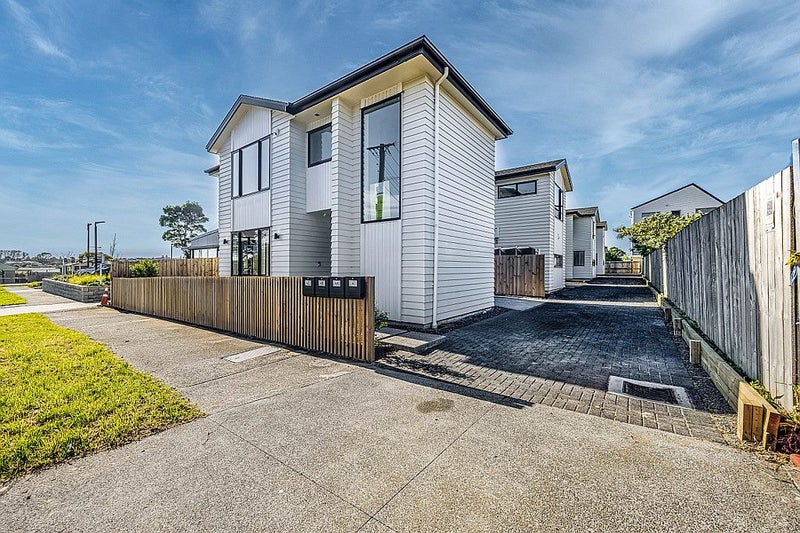 4 Ropata Avenue, Point England, Auckland - Carousel 12
