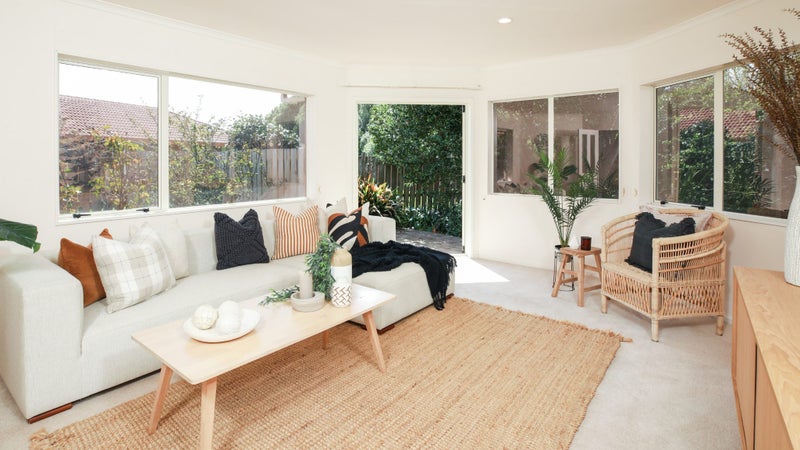 18 Bouverie Crescent, Flagstaff, Hamilton - Carousel 1