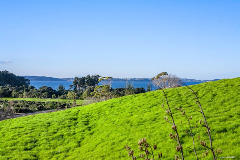 4 Coastal Court, Long Bay, Auckland - Carousel 1