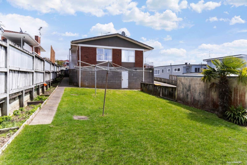 39 Manhattan Heights, Glendene, Auckland - Carousel 2