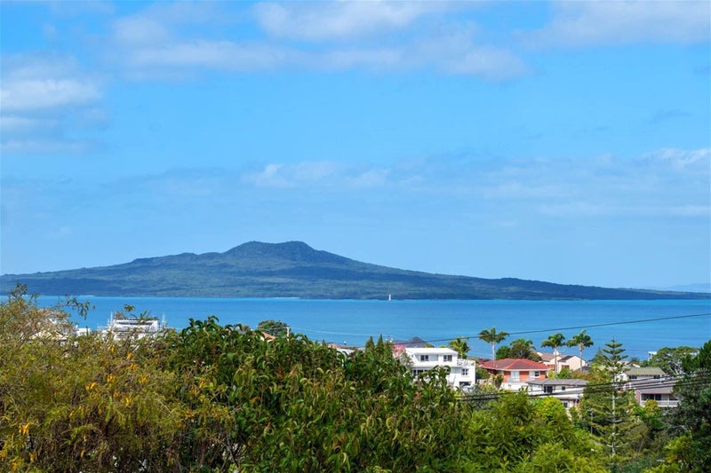 6 Dewsbury Terrace, Castor Bay, Auckland - Carousel 1
